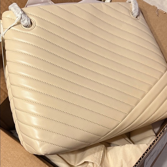 Tory Burch Cream Quilted Shoulder Bag NWT - Picture 4 of 10